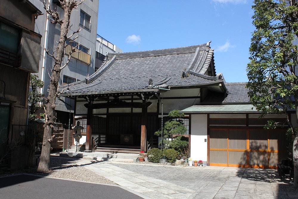 延命院の境内と参道から見た建物の外観