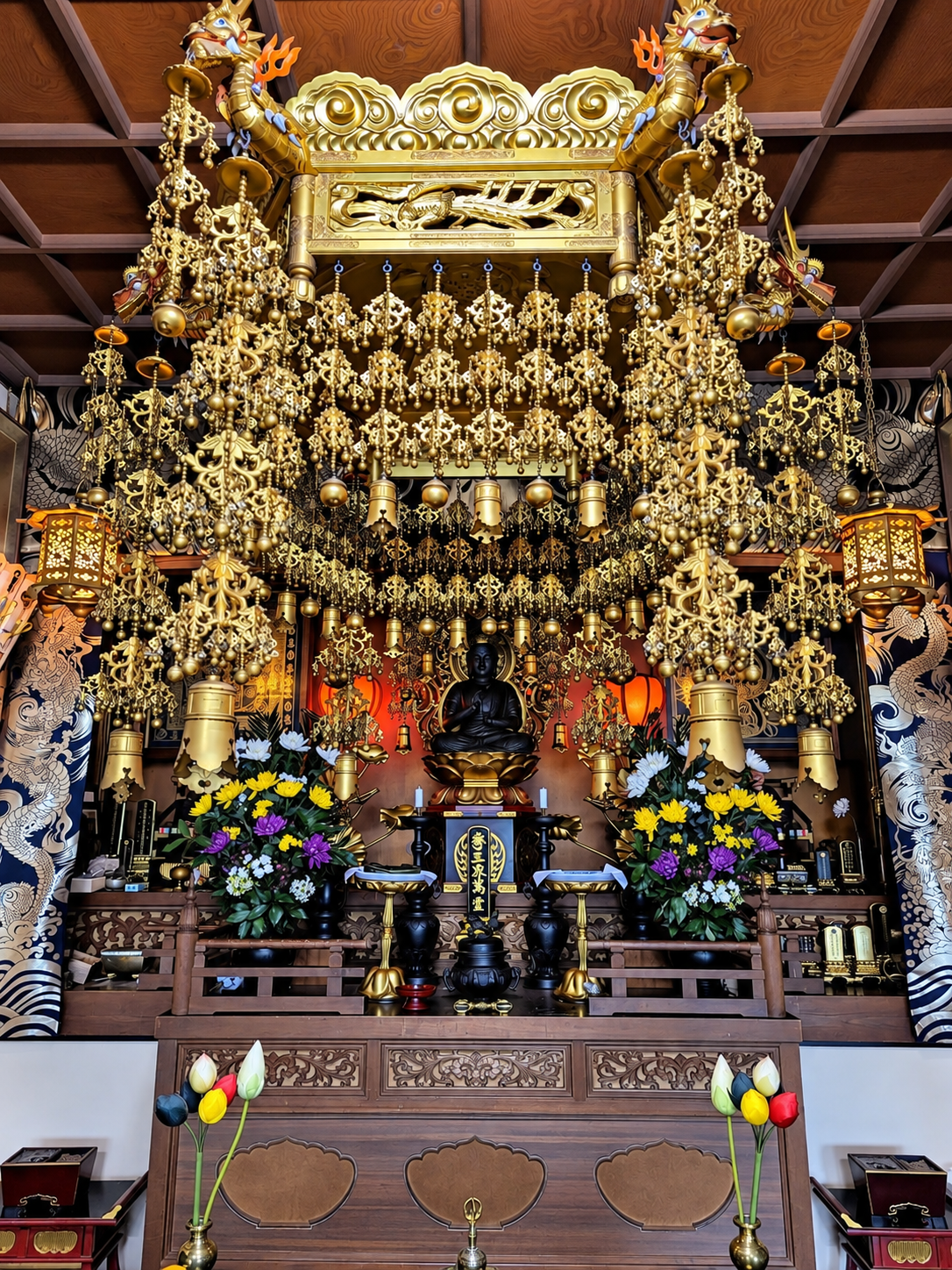 玉龍山弘憲寺延命院の本堂内陣