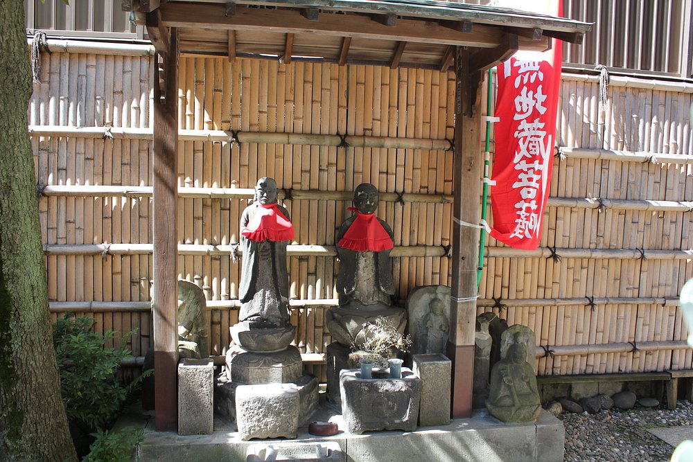 赤い前掛けをまとった境内の地蔵尊