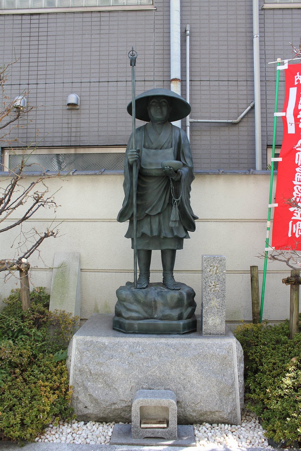 境内に立つ弘法大師像